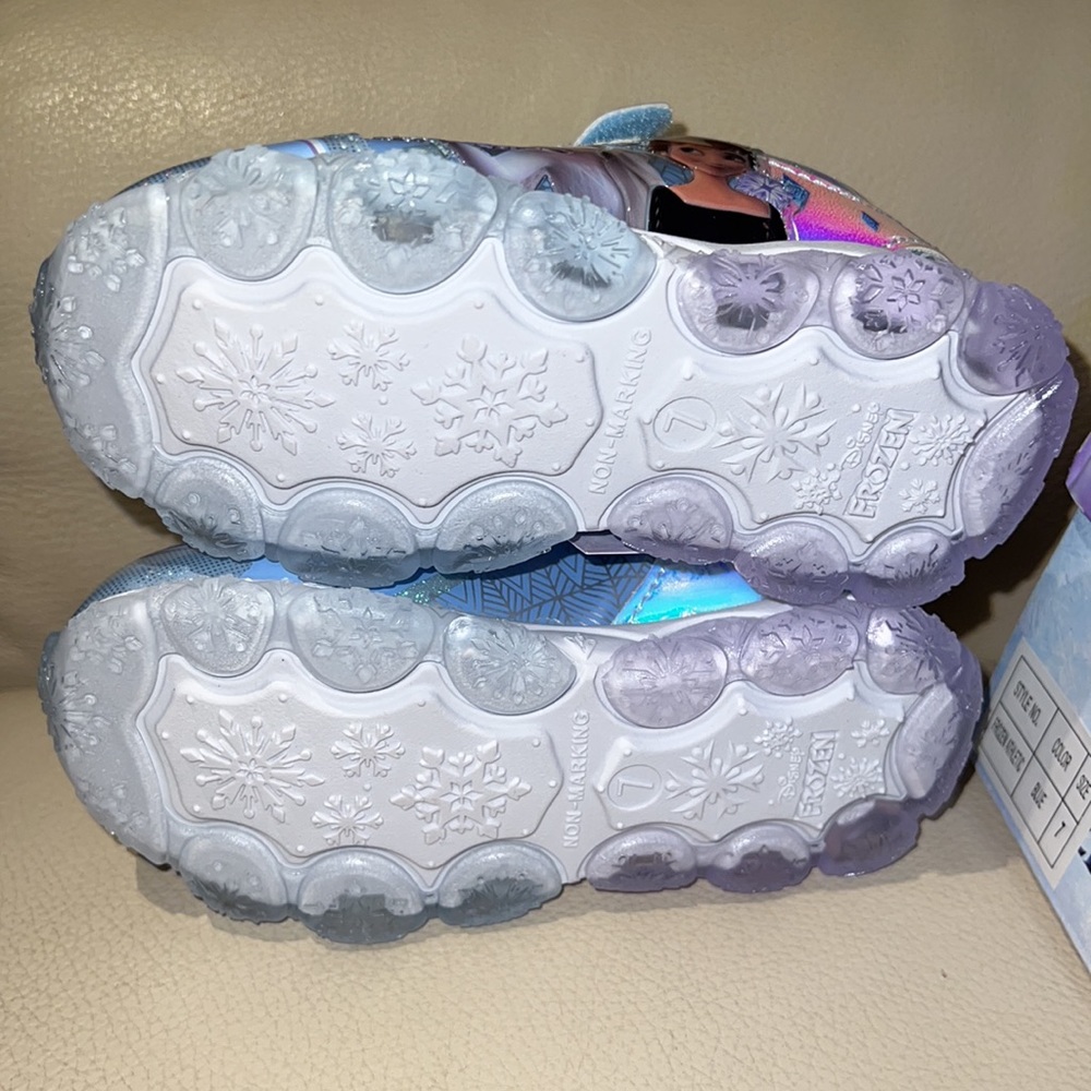 Disney's Frozen 2 Anna and Elsa Toddler light up shoes Sz 7 - Picture 5 of 6